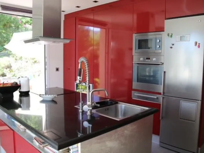 In Los Arqueros, Benahavís, we present this 5-bedroom, 5-bathroom villa that stands out for its style, comfort, and privacy.