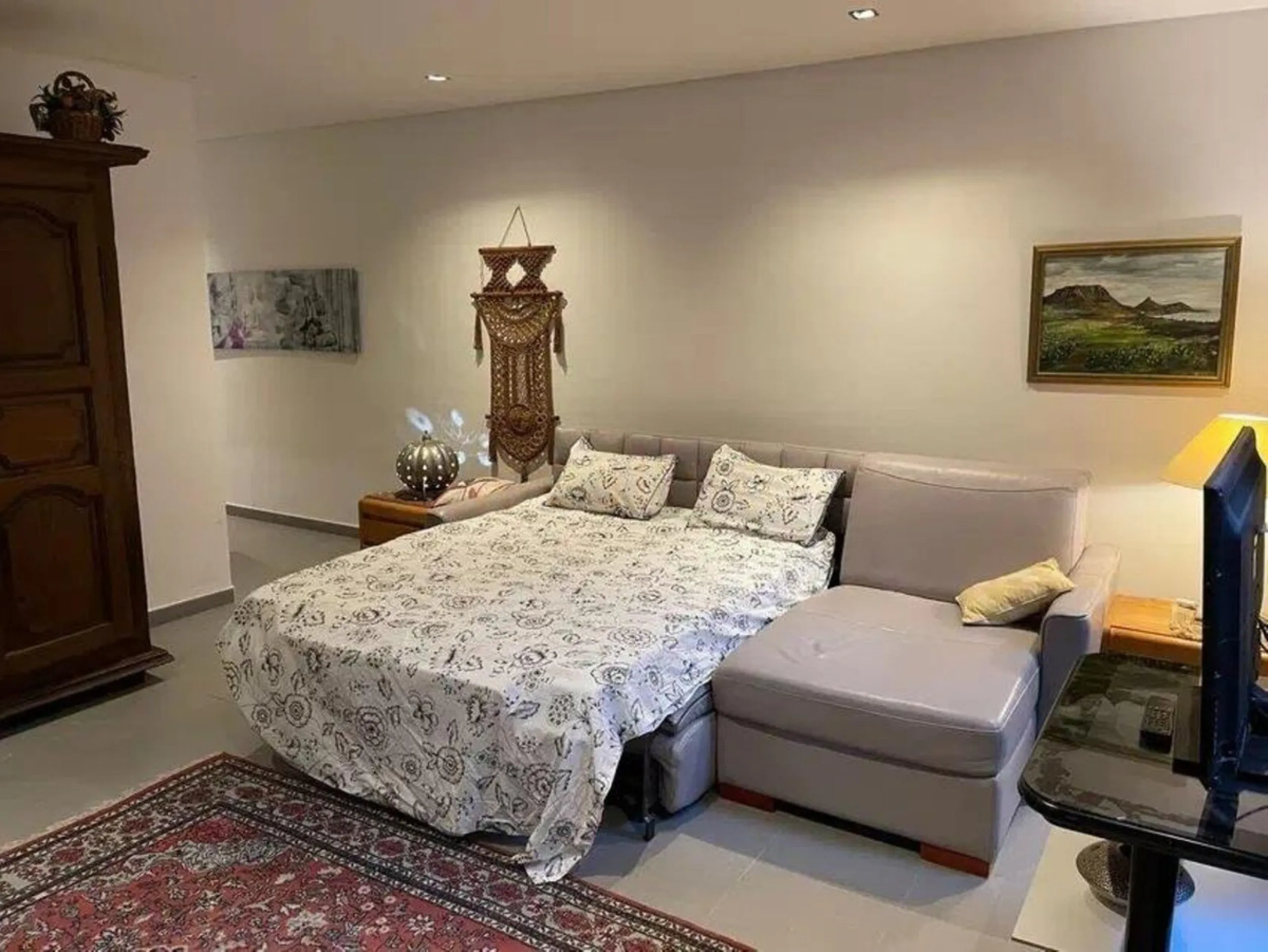 In Los Arqueros, Benahavís, we present this 5-bedroom, 5-bathroom villa that stands out for its style, comfort, and privacy.