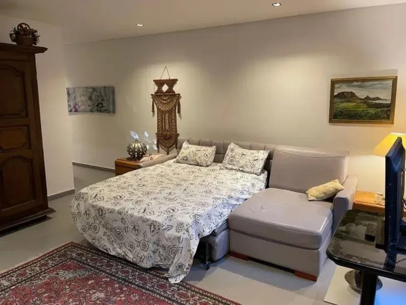 In Los Arqueros, Benahavís, we present this 5-bedroom, 5-bathroom villa that stands out for its style, comfort, and privacy.