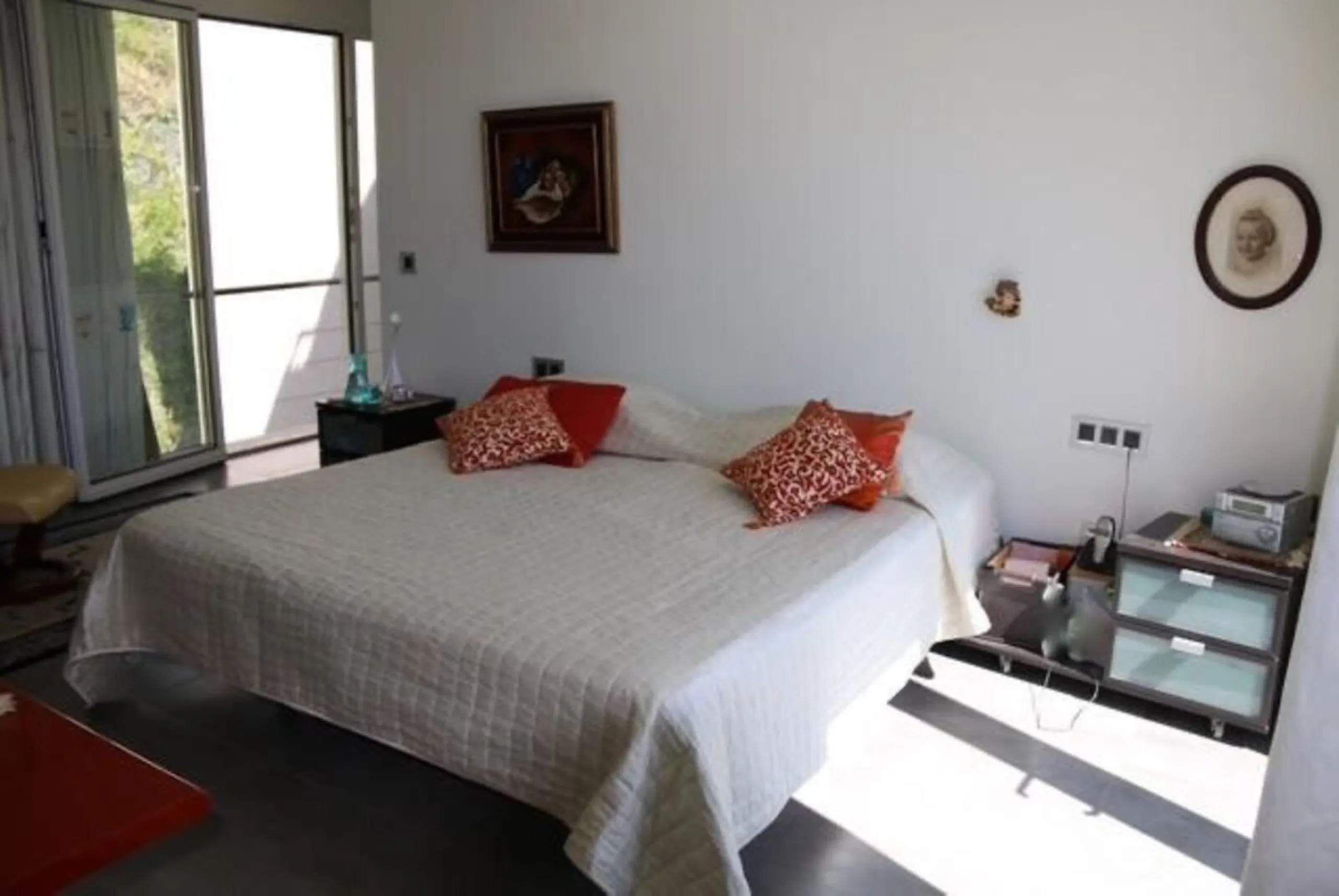 In Los Arqueros, Benahavís, we present this 5-bedroom, 5-bathroom villa that stands out for its style, comfort, and privacy.
