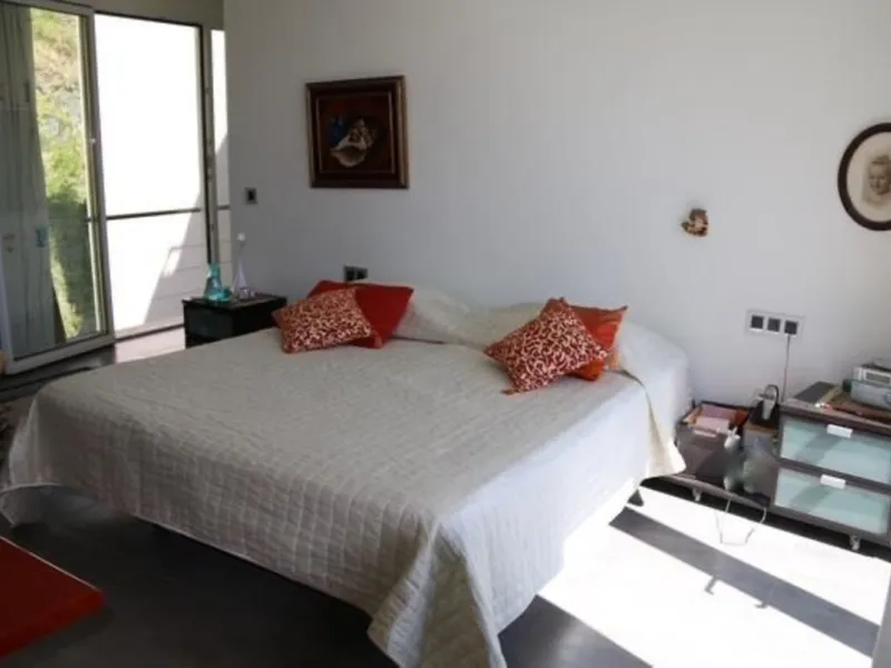In Los Arqueros, Benahavís, we present this 5-bedroom, 5-bathroom villa that stands out for its style, comfort, and privacy.