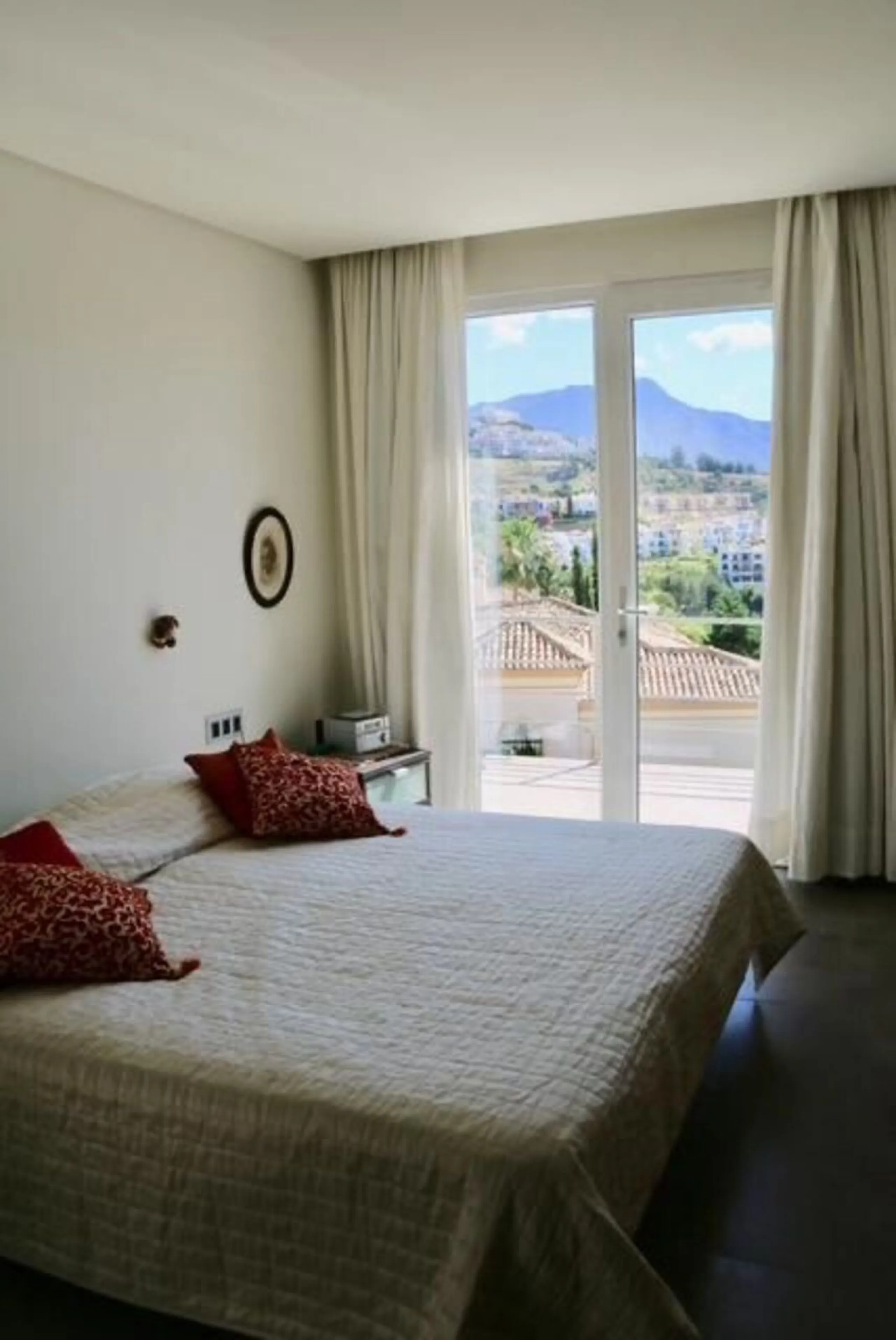 In Los Arqueros, Benahavís, we present this 5-bedroom, 5-bathroom villa that stands out for its style, comfort, and privacy.