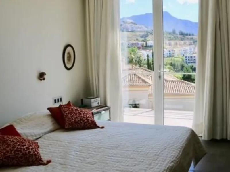 In Los Arqueros, Benahavís, we present this 5-bedroom, 5-bathroom villa that stands out for its style, comfort, and privacy.