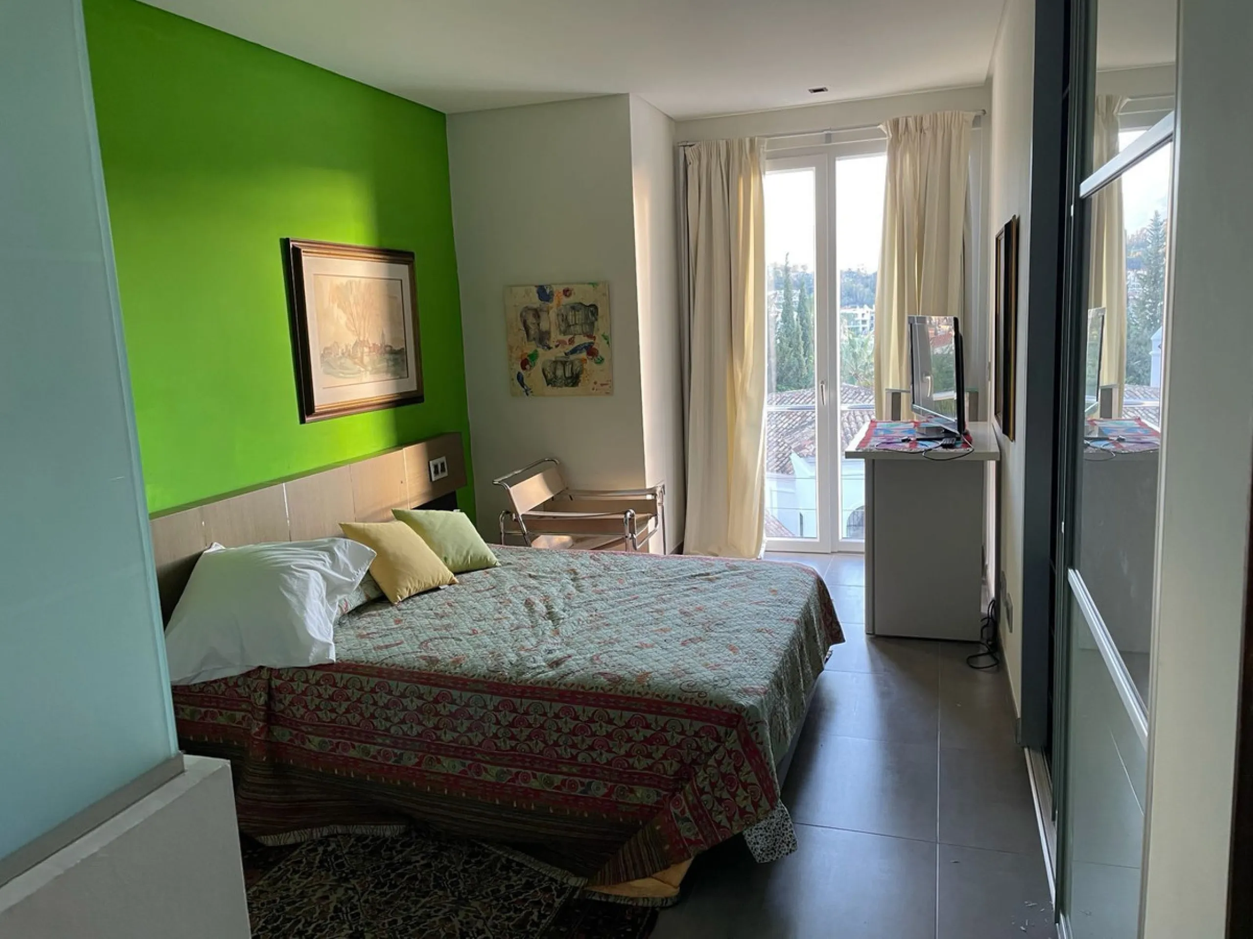 In Los Arqueros, Benahavís, we present this 5-bedroom, 5-bathroom villa that stands out for its style, comfort, and privacy.