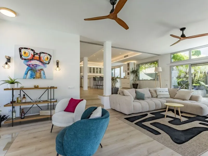Renovated Contemporary Home with Private Pool in Esplugues de Llobregat, Barcelona