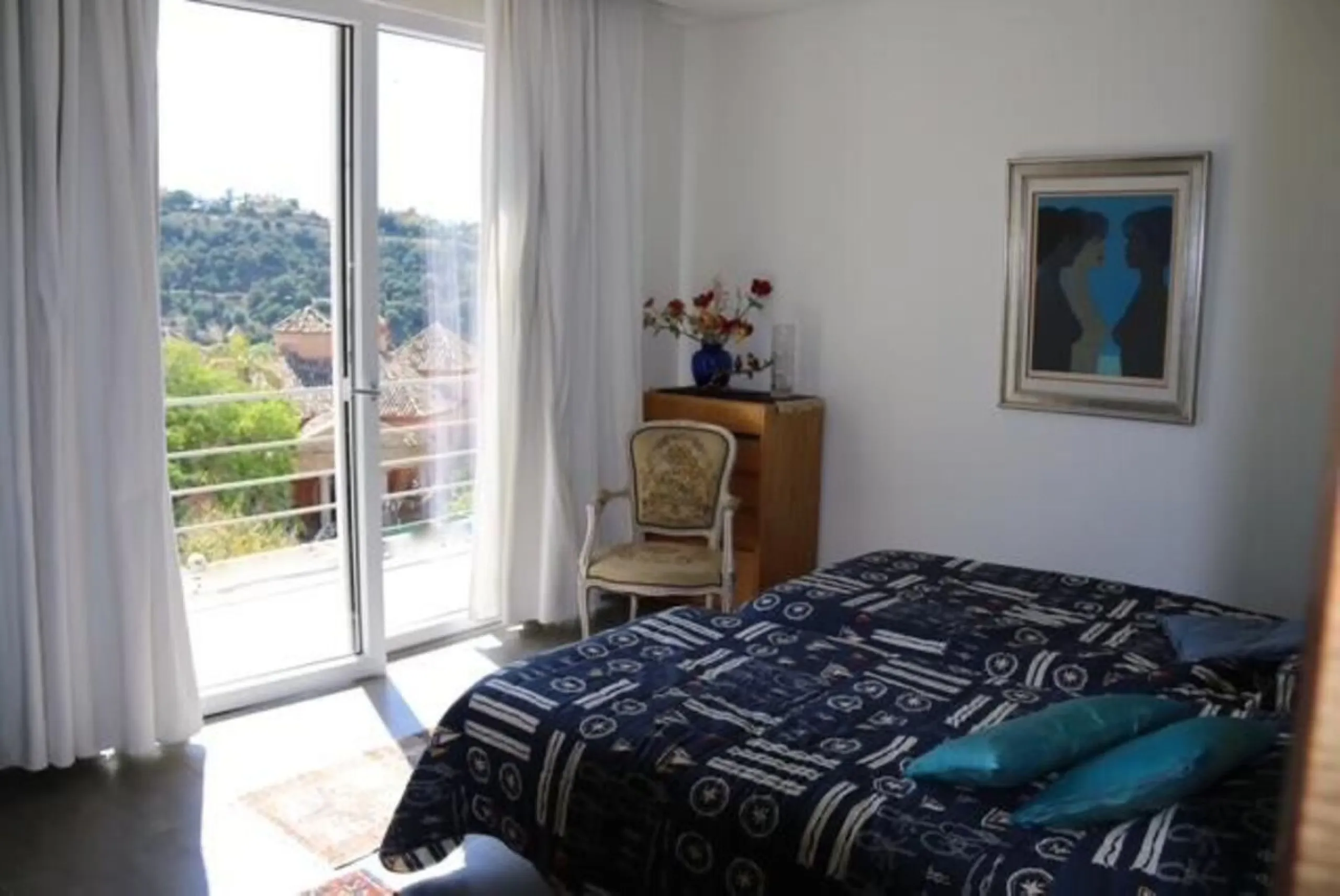 In Los Arqueros, Benahavís, we present this 5-bedroom, 5-bathroom villa that stands out for its style, comfort, and privacy.