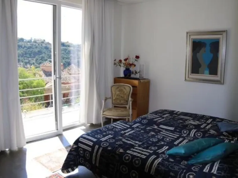 In Los Arqueros, Benahavís, we present this 5-bedroom, 5-bathroom villa that stands out for its style, comfort, and privacy.