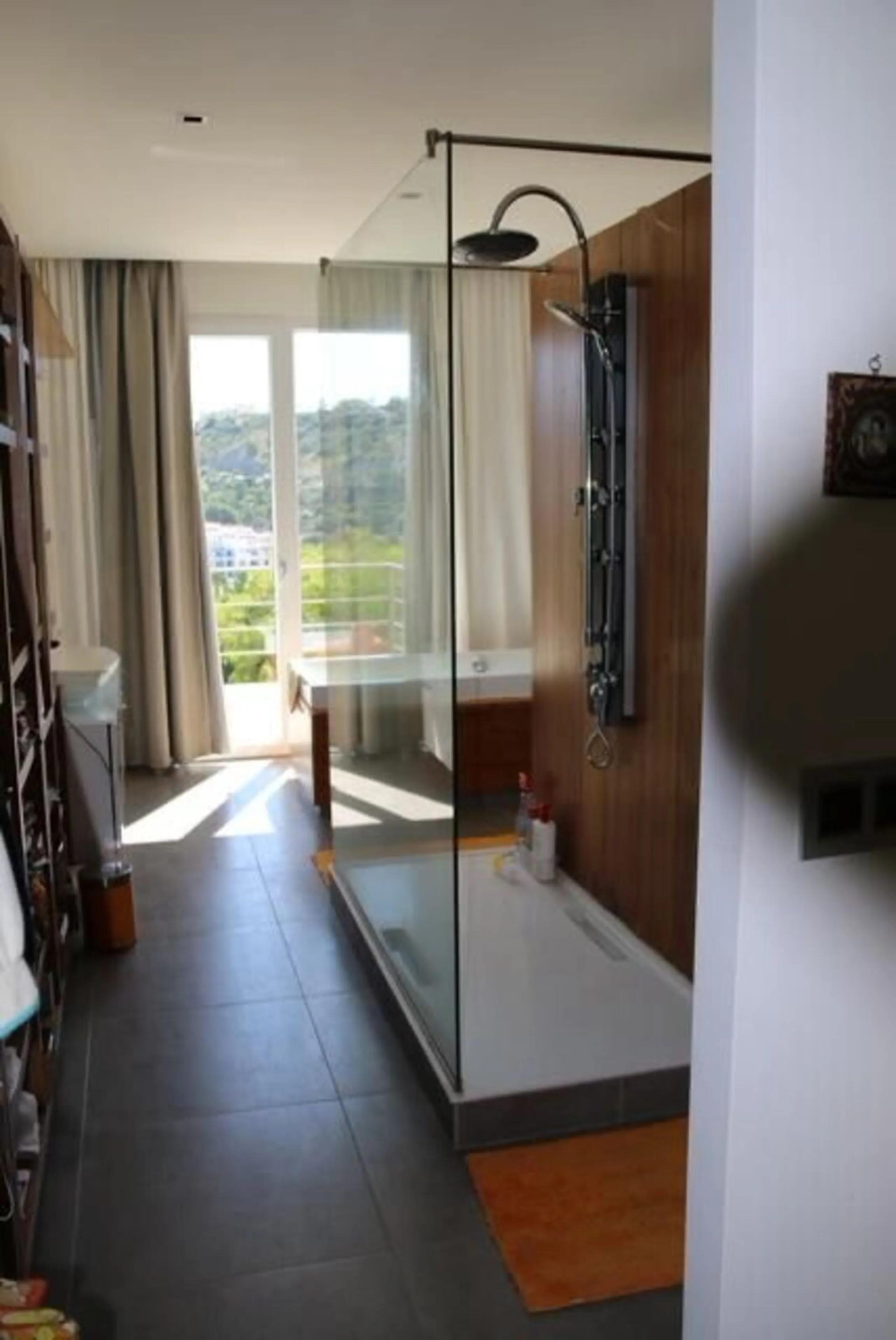 In Los Arqueros, Benahavís, we present this 5-bedroom, 5-bathroom villa that stands out for its style, comfort, and privacy.