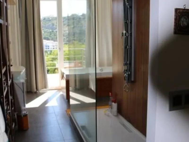 In Los Arqueros, Benahavís, we present this 5-bedroom, 5-bathroom villa that stands out for its style, comfort, and privacy.