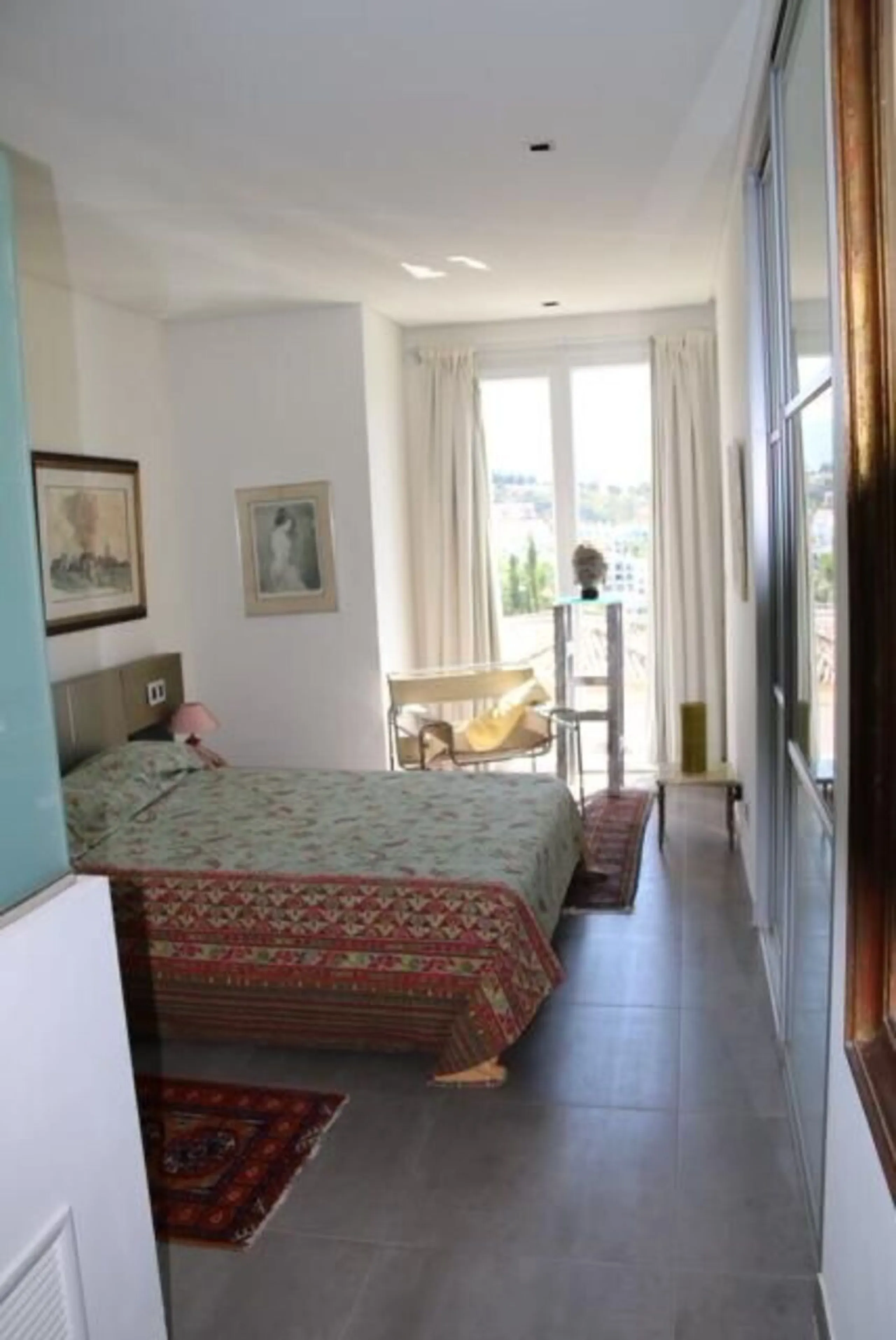 In Los Arqueros, Benahavís, we present this 5-bedroom, 5-bathroom villa that stands out for its style, comfort, and privacy.