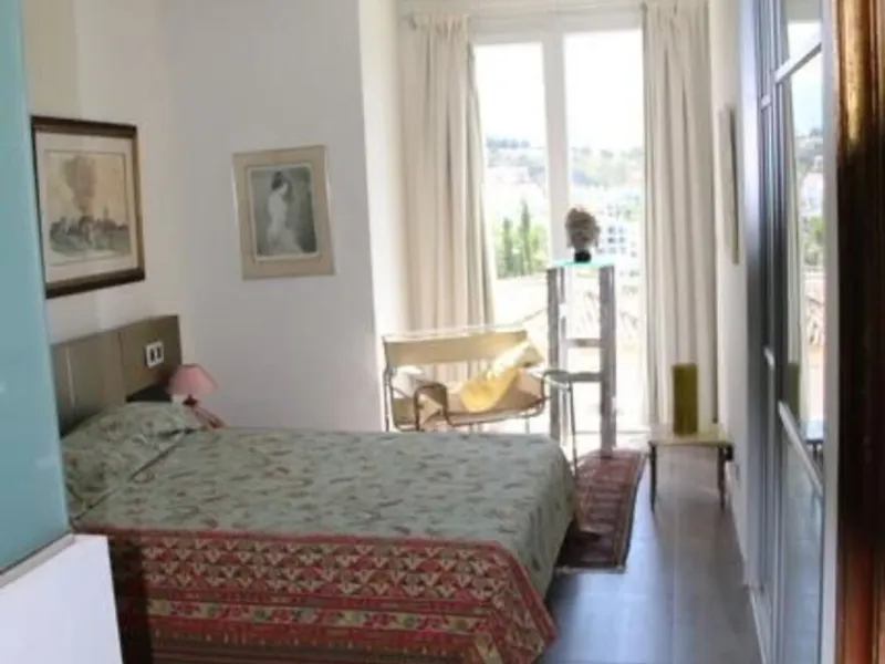 In Los Arqueros, Benahavís, we present this 5-bedroom, 5-bathroom villa that stands out for its style, comfort, and privacy.