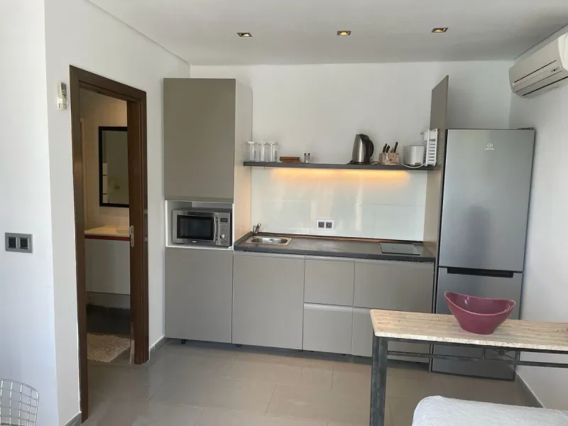 In Los Arqueros, Benahavís, we present this 5-bedroom, 5-bathroom villa that stands out for its style, comfort, and privacy.