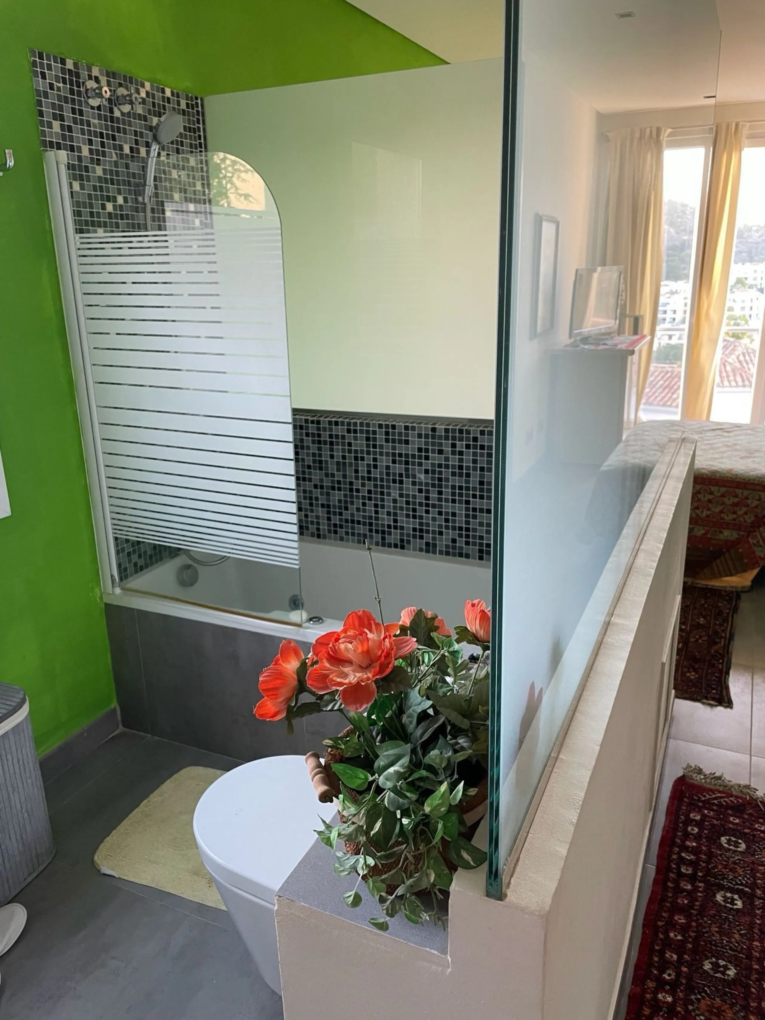 In Los Arqueros, Benahavís, we present this 5-bedroom, 5-bathroom villa that stands out for its style, comfort, and privacy.