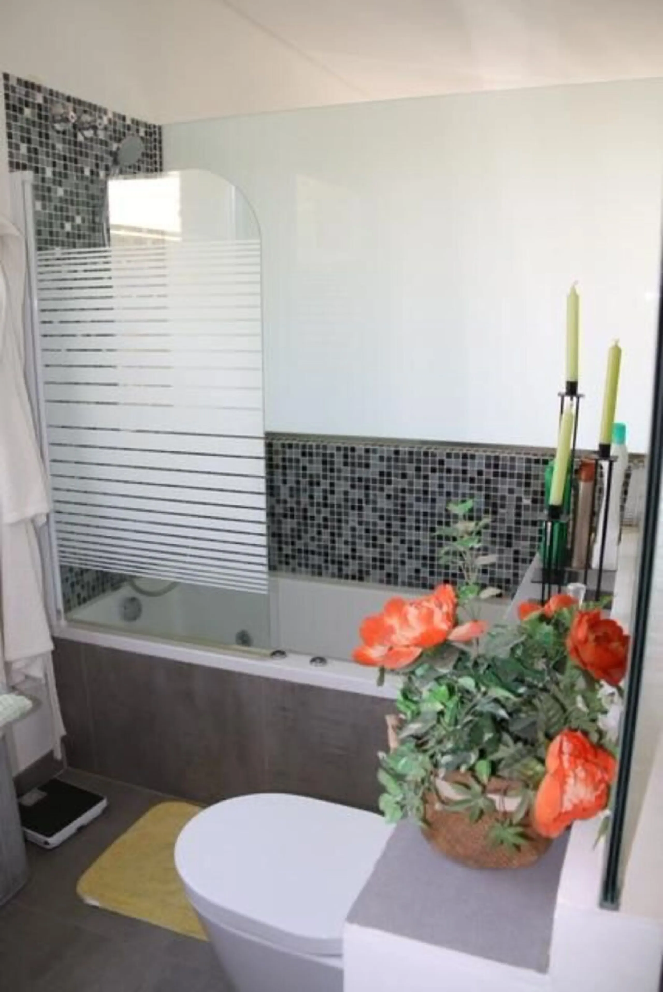 In Los Arqueros, Benahavís, we present this 5-bedroom, 5-bathroom villa that stands out for its style, comfort, and privacy.