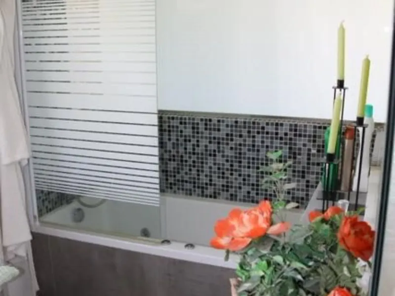 In Los Arqueros, Benahavís, we present this 5-bedroom, 5-bathroom villa that stands out for its style, comfort, and privacy.