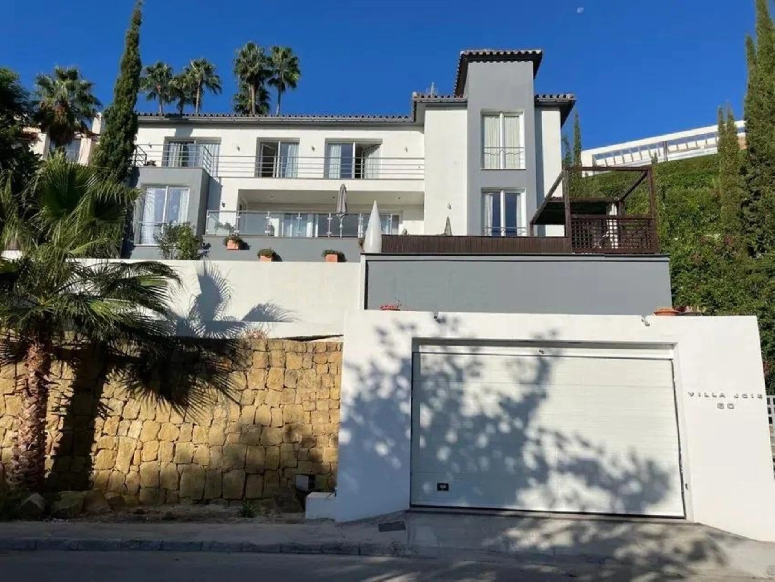 In Los Arqueros, Benahavís, we present this 5-bedroom, 5-bathroom villa that stands out for its style, comfort, and privacy.