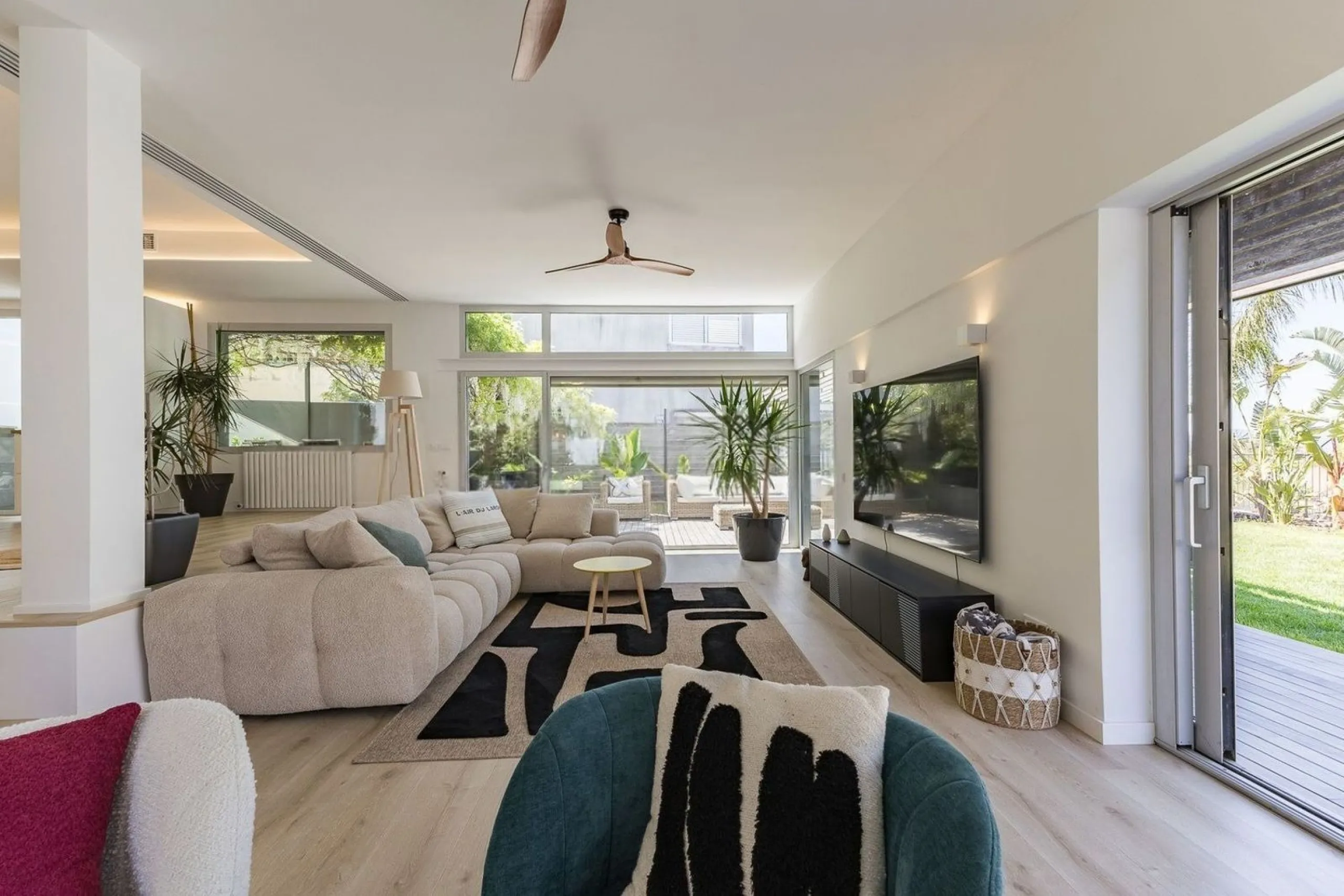 Renovated Contemporary Home with Private Pool in Esplugues de Llobregat, Barcelona