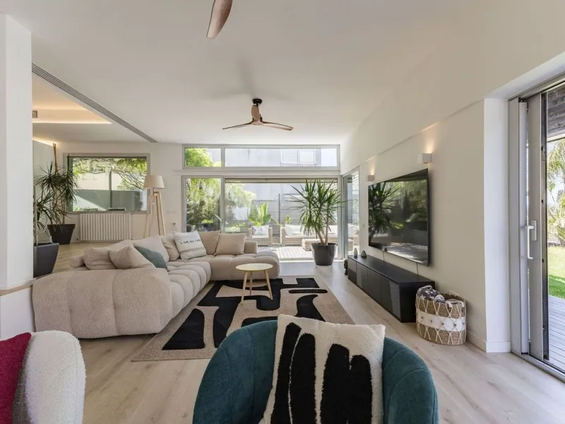 Renovated Contemporary Home with Private Pool in Esplugues de Llobregat, Barcelona