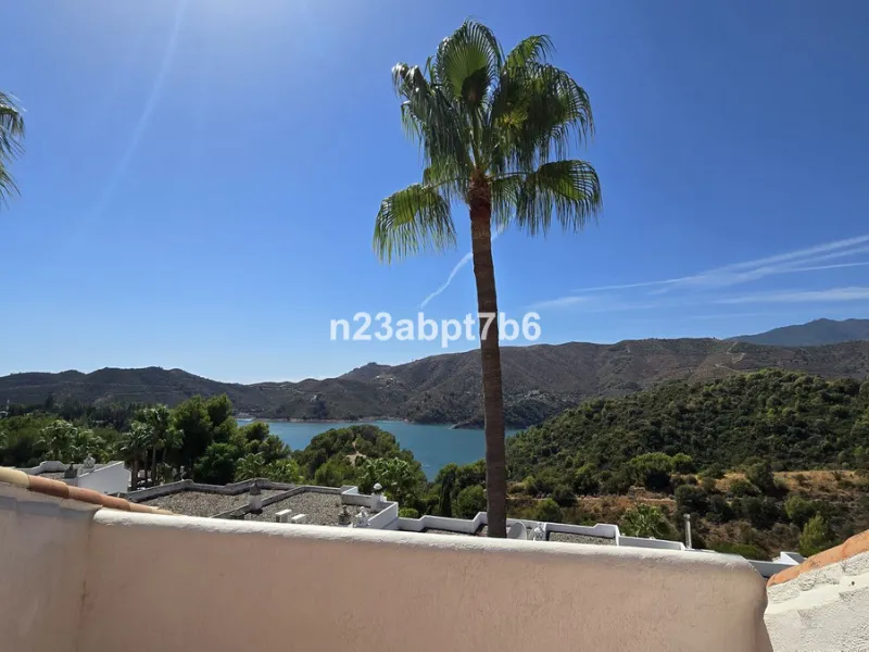 This beautiful townhouse has been TOTALLY RENOVATED to a high standard and is located in Zahara de Istan, just an 8-minute drive from Marbella's Golden Mile.