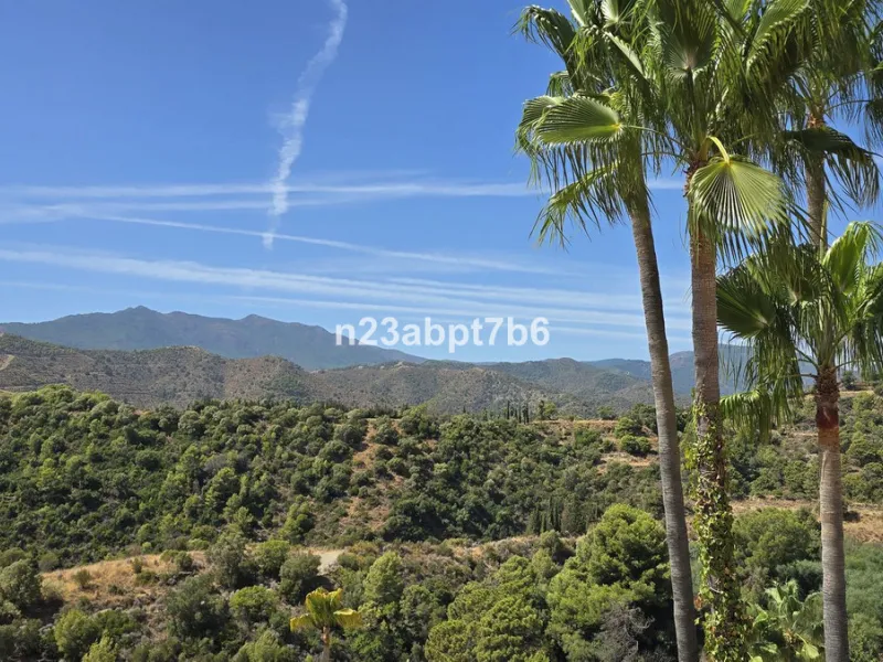 This beautiful townhouse has been TOTALLY RENOVATED to a high standard and is located in Zahara de Istan, just an 8-minute drive from Marbella's Golden Mile.