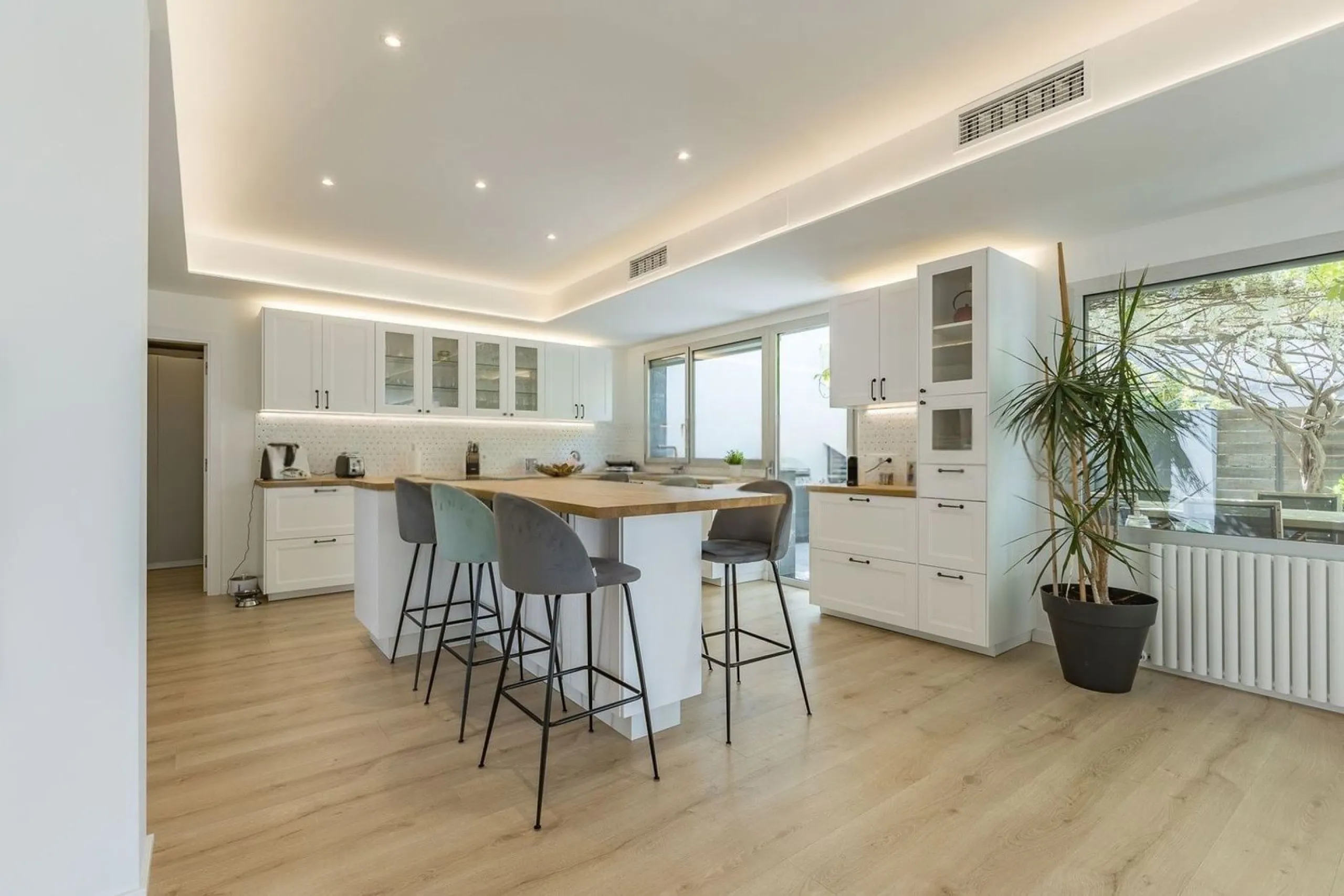 Renovated Contemporary Home with Private Pool in Esplugues de Llobregat, Barcelona
