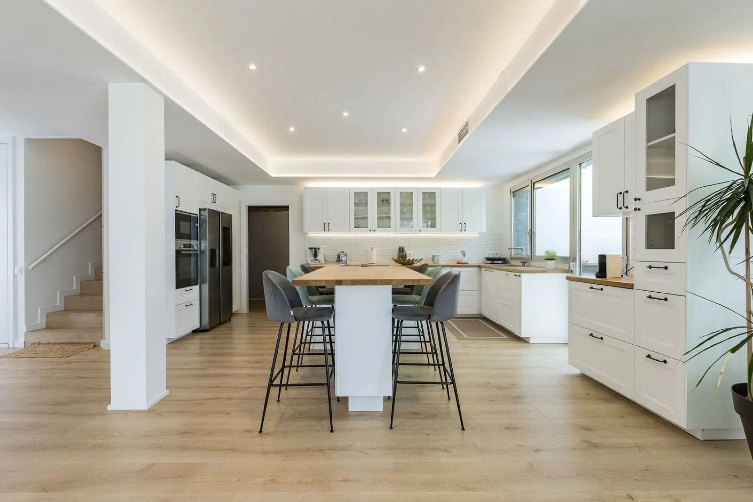 Renovated Contemporary Home with Private Pool in Esplugues de Llobregat, Barcelona