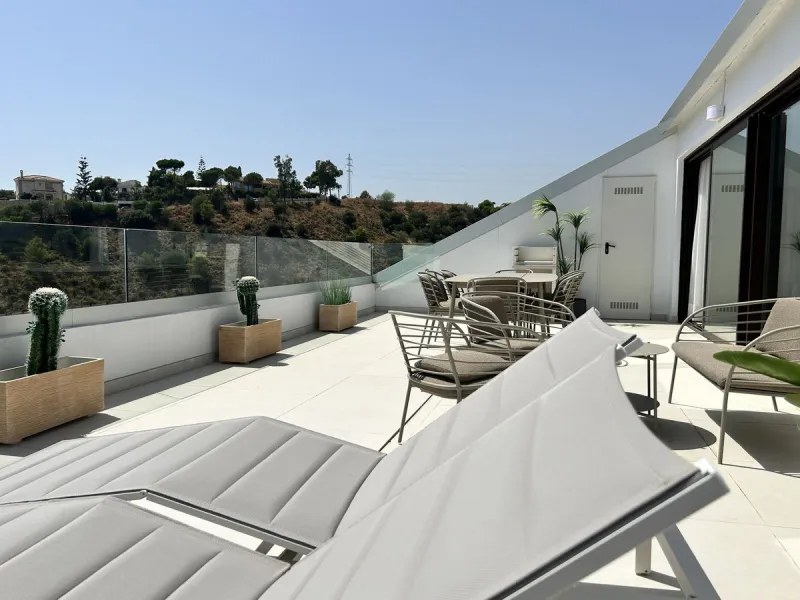 Apartment - Penthouse в продаже в Fuengirola, Málaga. В доме 3 спален и 2 ванных комнат. Площадь дома 124 м²