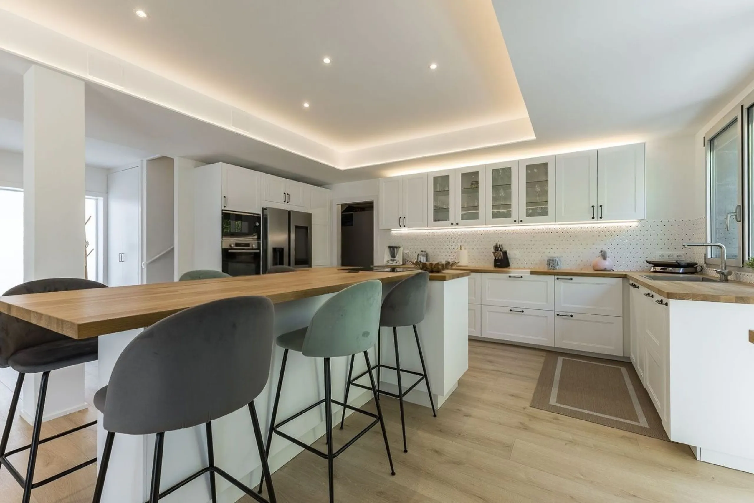 Renovated Contemporary Home with Private Pool in Esplugues de Llobregat, Barcelona