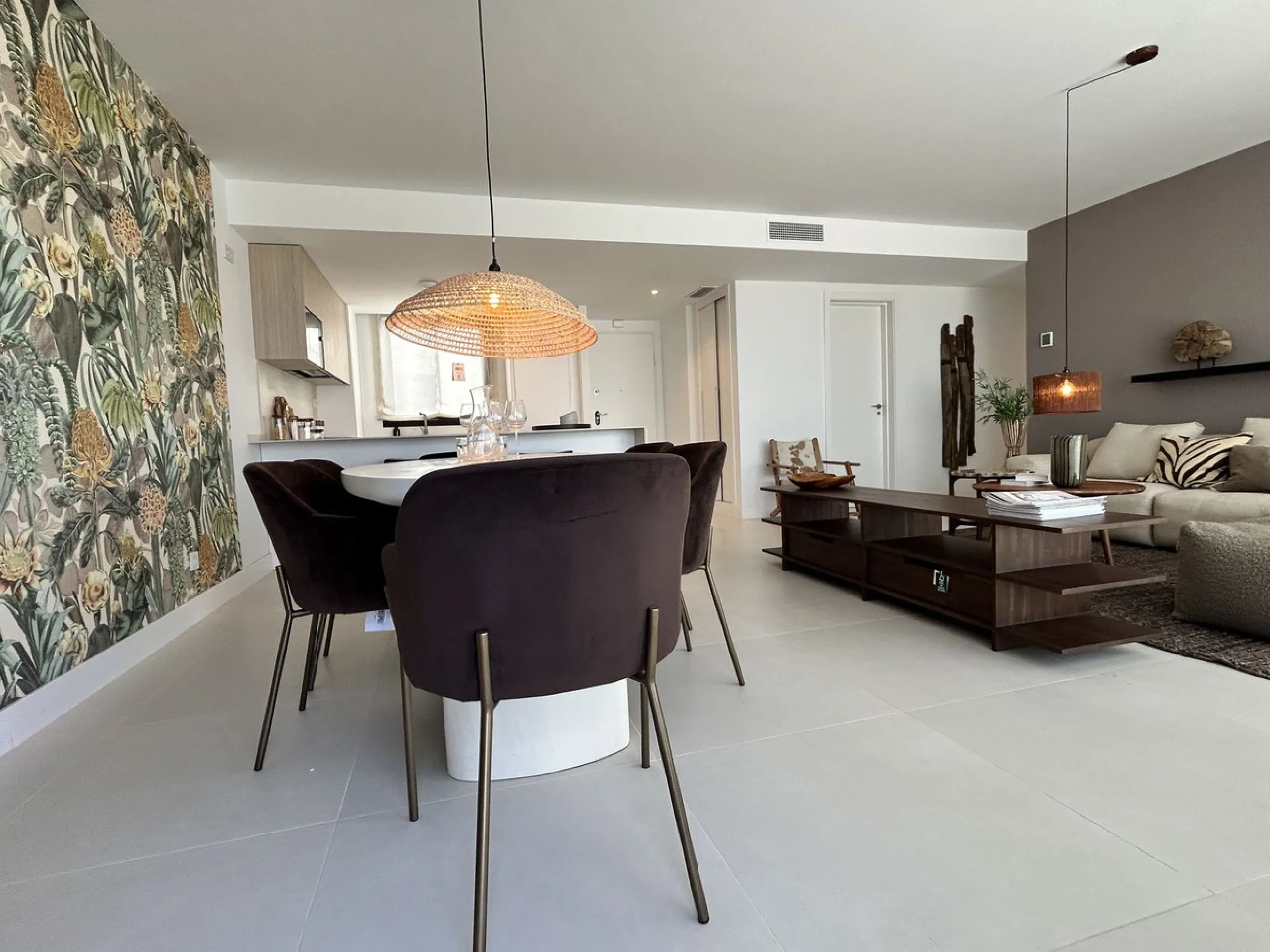 Exclusive newly built penthouse with 3 bedrooms and a spacious south-facing terrace offering spectacular sea and mountain views.
