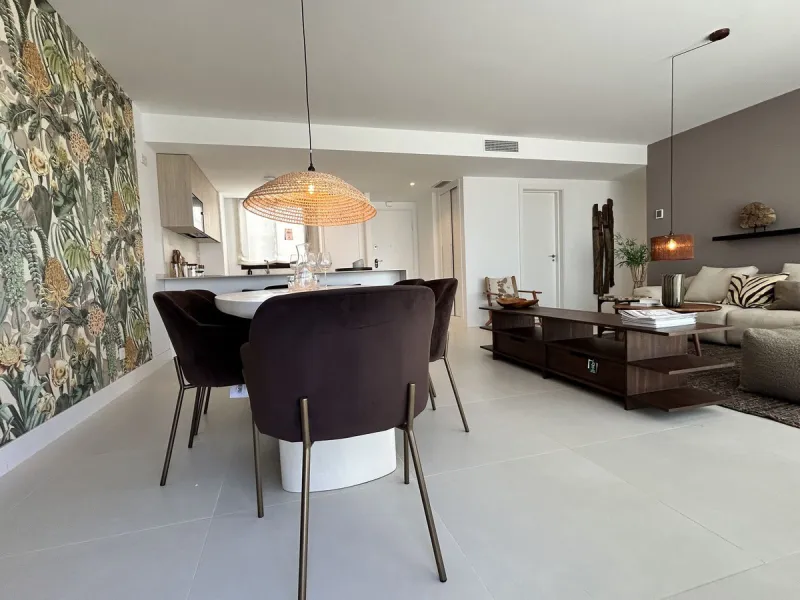 Exclusive newly built penthouse with 3 bedrooms and a spacious south-facing terrace offering spectacular sea and mountain views.