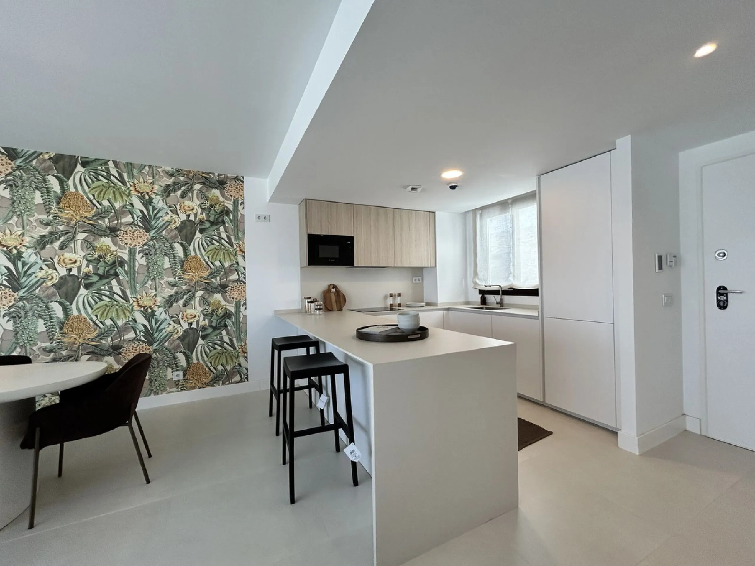 Exclusive newly built penthouse with 3 bedrooms and a spacious south-facing terrace offering spectacular sea and mountain views.