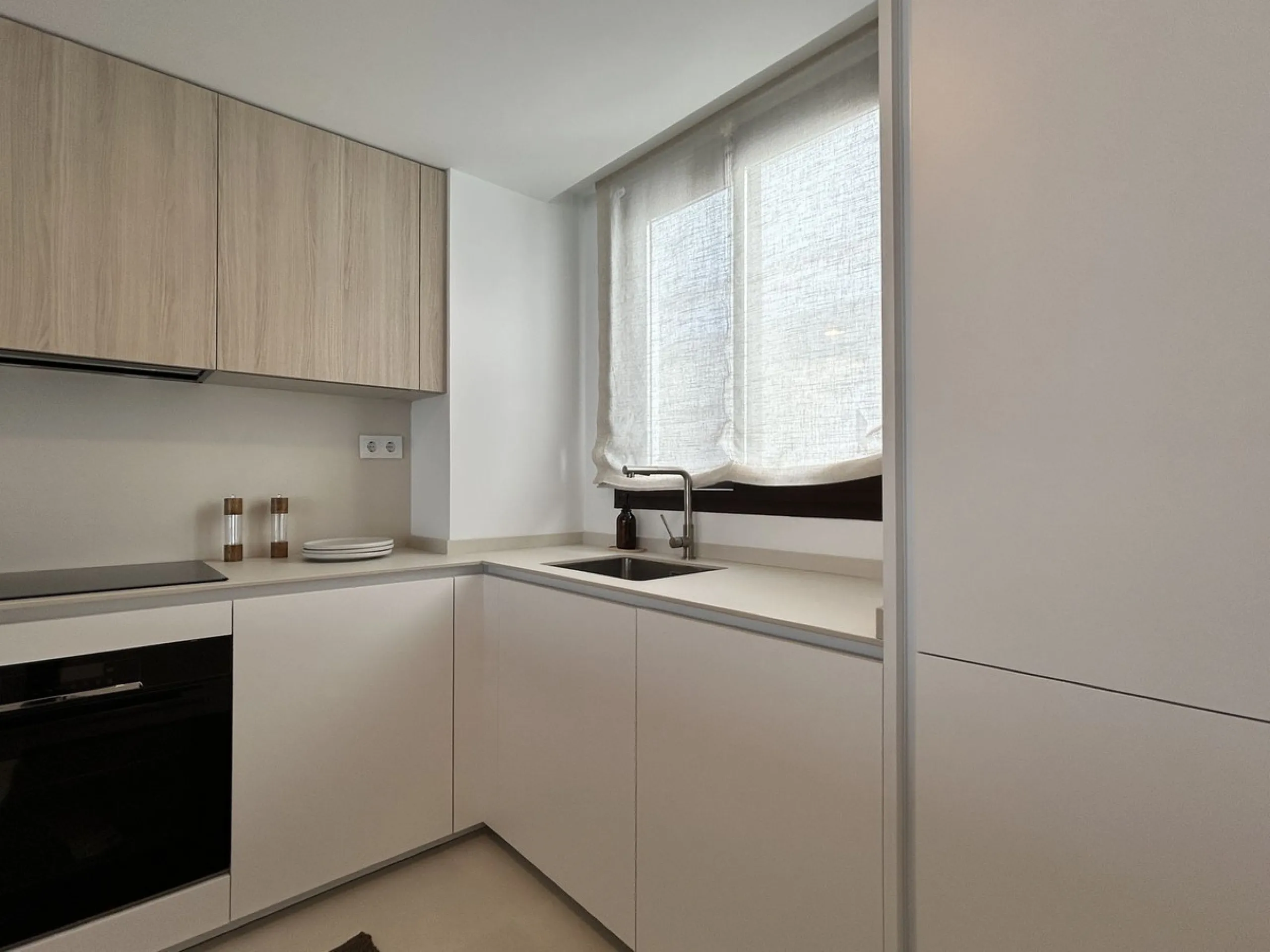 Exclusive newly built penthouse with 3 bedrooms and a spacious south-facing terrace offering spectacular sea and mountain views.