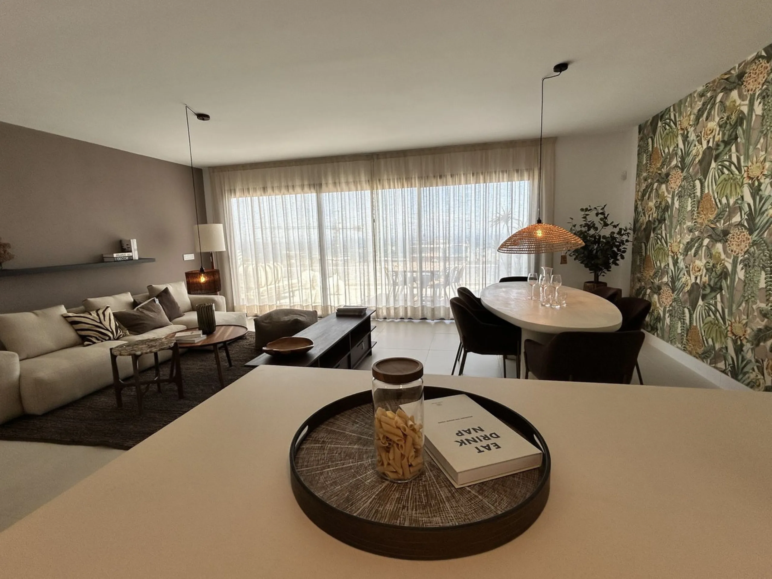 Exclusive newly built penthouse with 3 bedrooms and a spacious south-facing terrace offering spectacular sea and mountain views.