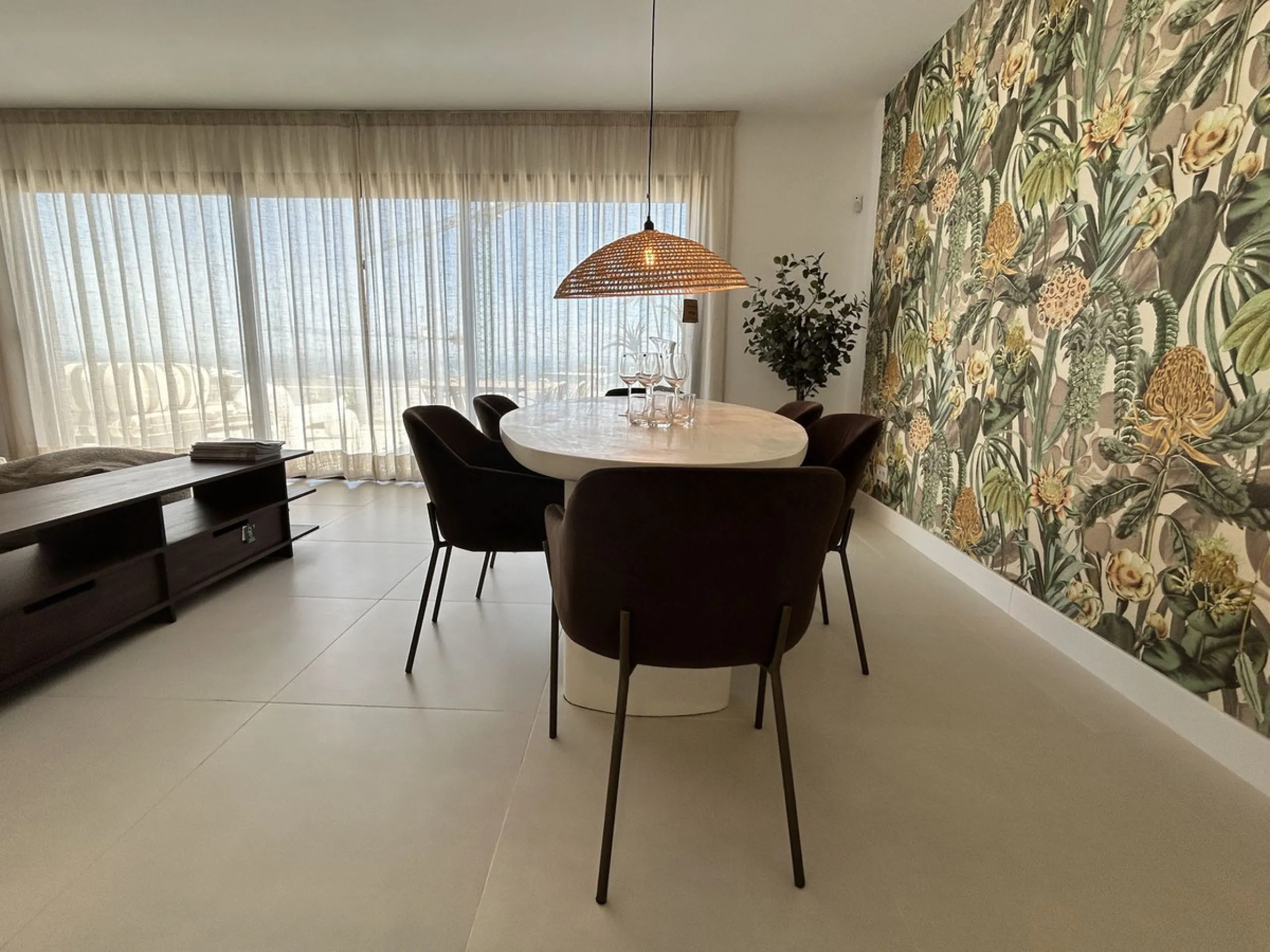 Exclusive newly built penthouse with 3 bedrooms and a spacious south-facing terrace offering spectacular sea and mountain views.