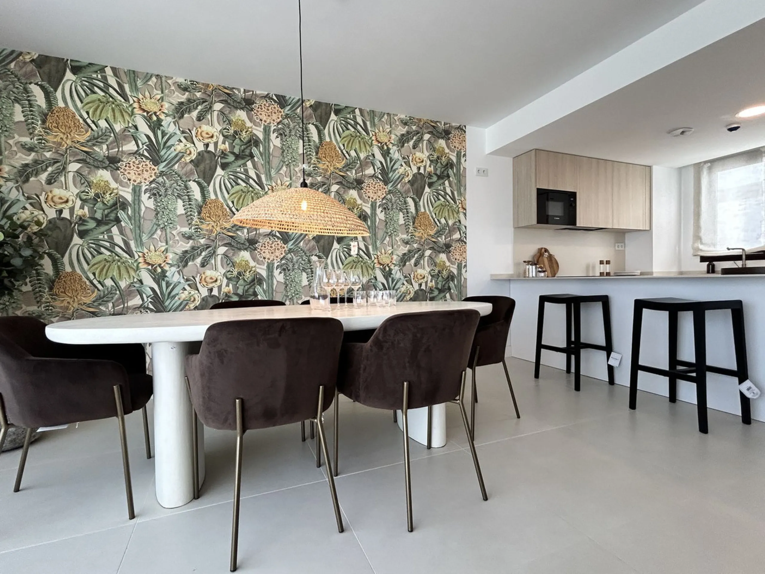 Exclusive newly built penthouse with 3 bedrooms and a spacious south-facing terrace offering spectacular sea and mountain views.