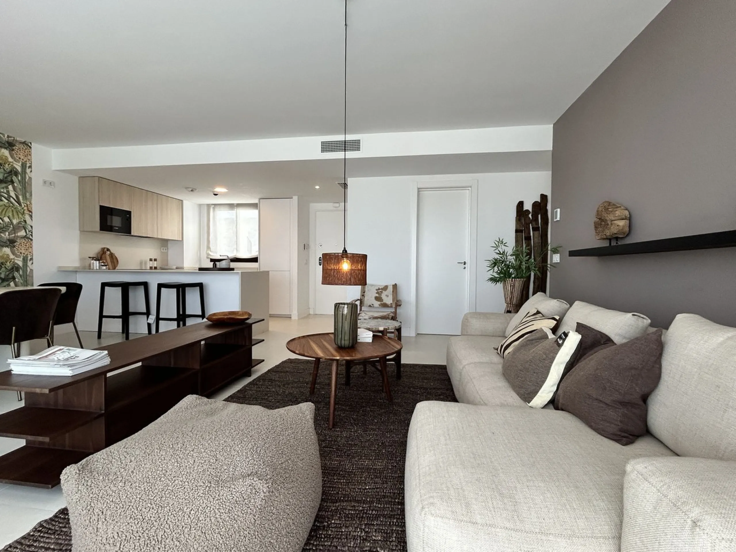 Exclusive newly built penthouse with 3 bedrooms and a spacious south-facing terrace offering spectacular sea and mountain views.