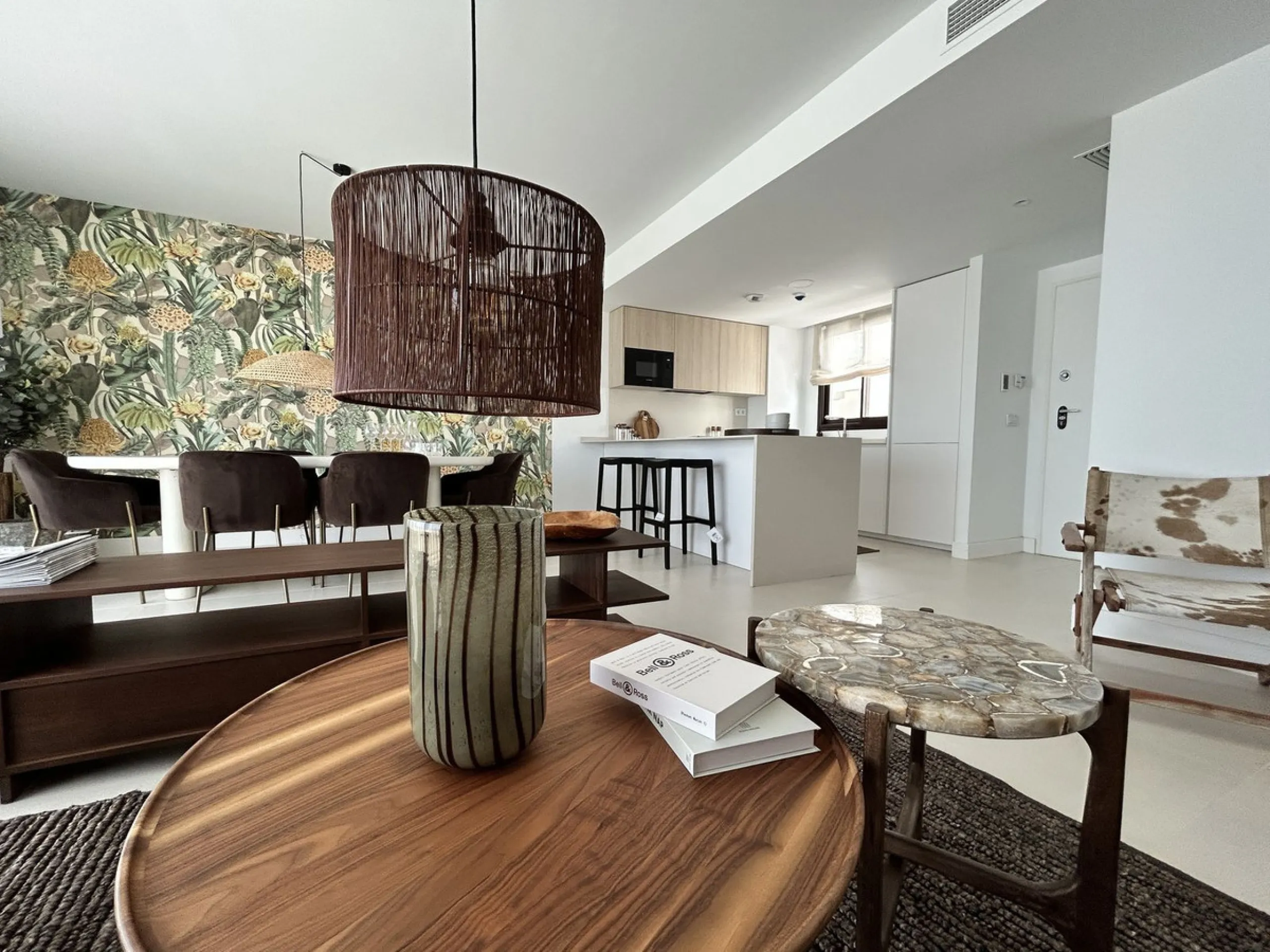 Exclusive newly built penthouse with 3 bedrooms and a spacious south-facing terrace offering spectacular sea and mountain views.
