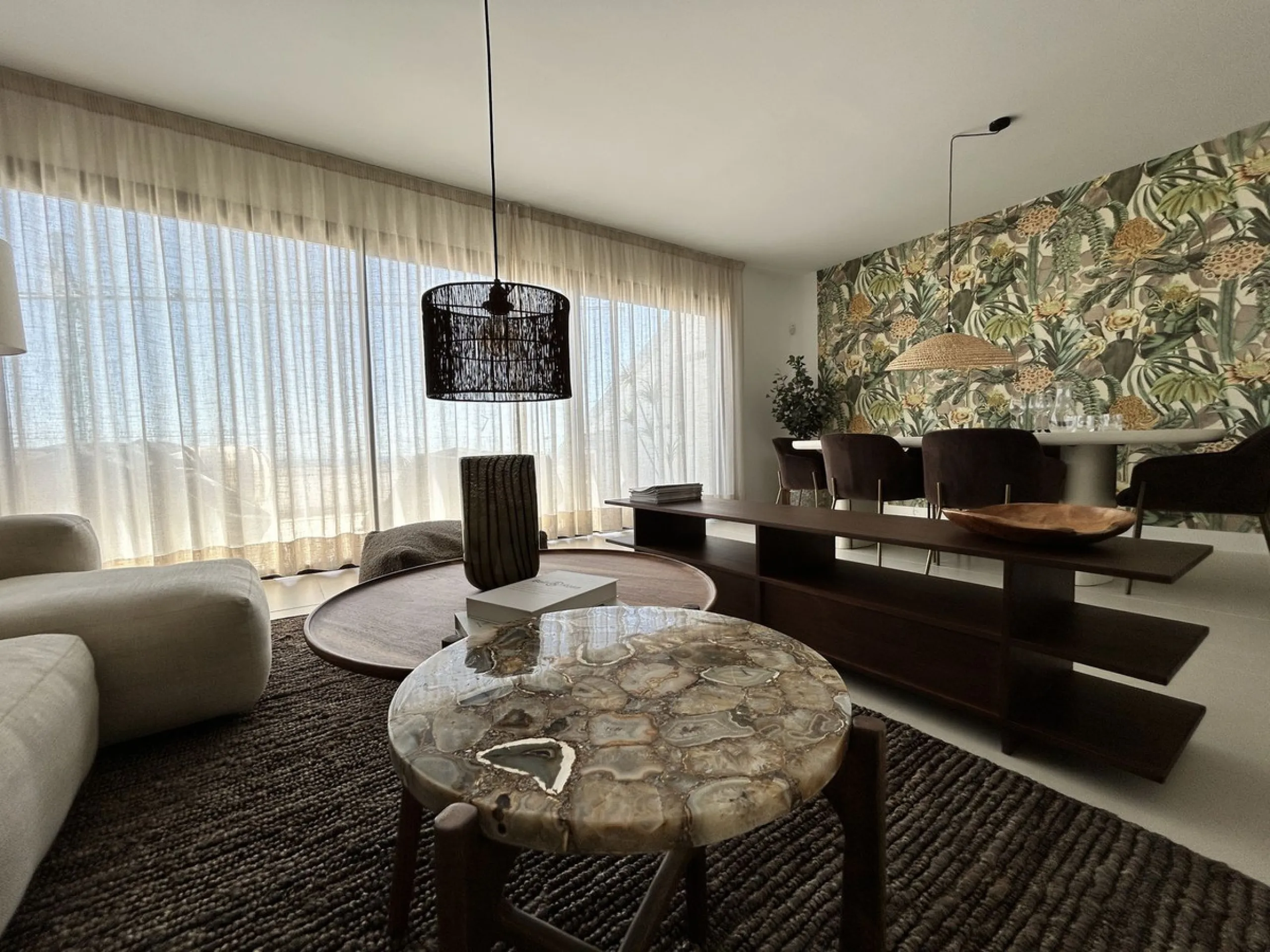 Exclusive newly built penthouse with 3 bedrooms and a spacious south-facing terrace offering spectacular sea and mountain views.
