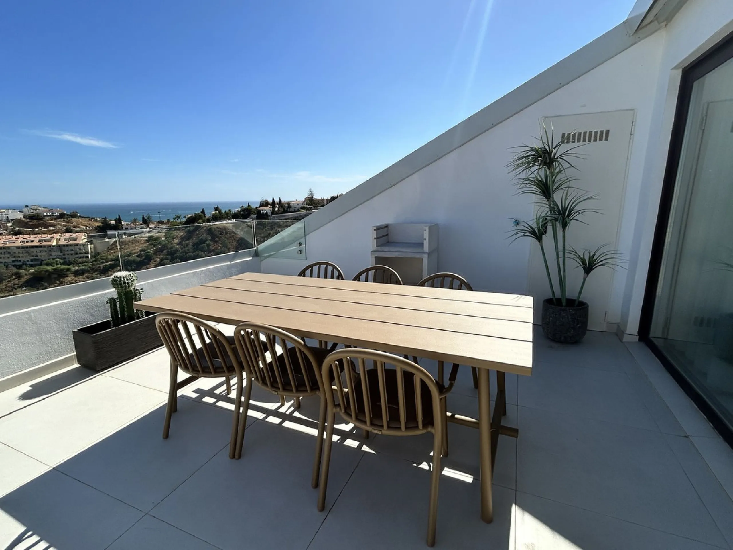 Exclusive newly built penthouse with 3 bedrooms and a spacious south-facing terrace offering spectacular sea and mountain views.