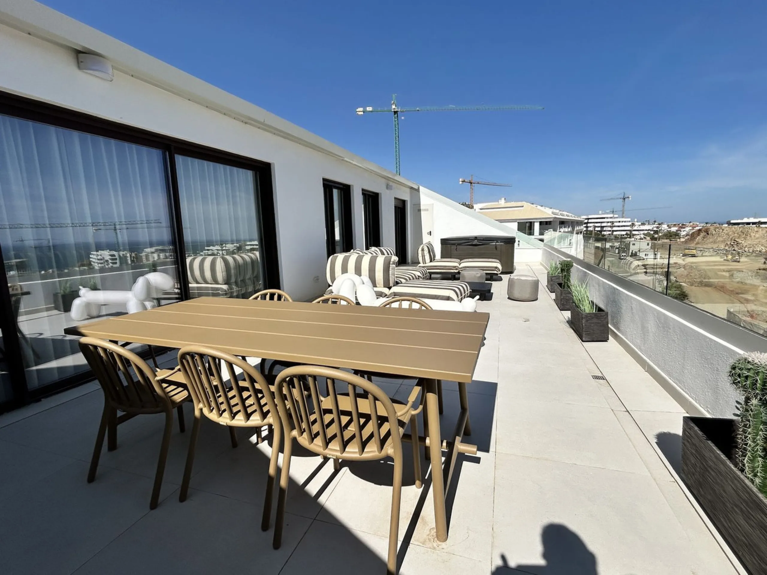 Exclusive newly built penthouse with 3 bedrooms and a spacious south-facing terrace offering spectacular sea and mountain views.