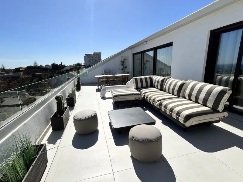 Exclusive newly built penthouse with 3 bedrooms and a spacious south-facing terrace offering spectacular sea and mountain views.