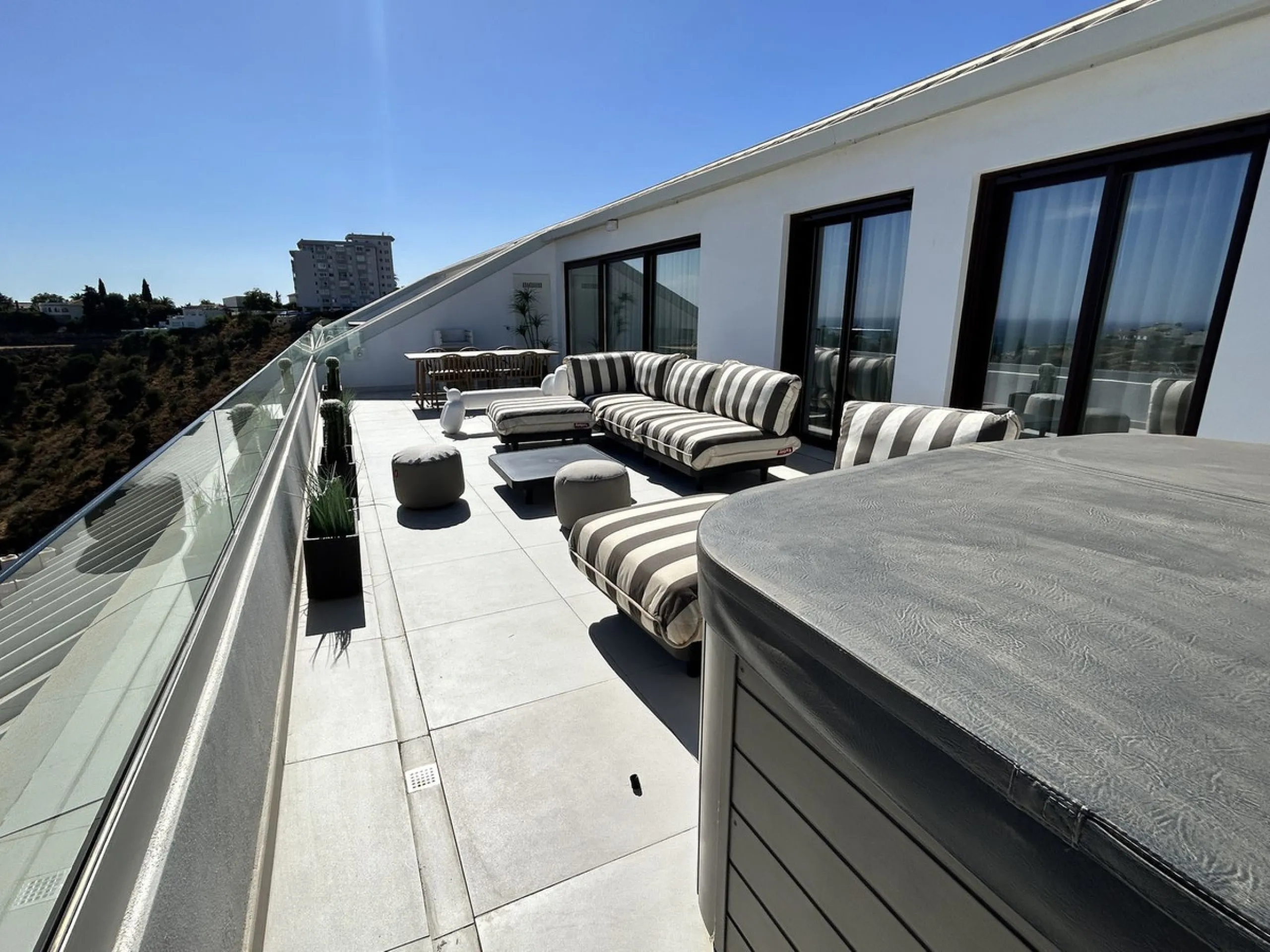 Exclusive newly built penthouse with 3 bedrooms and a spacious south-facing terrace offering spectacular sea and mountain views.