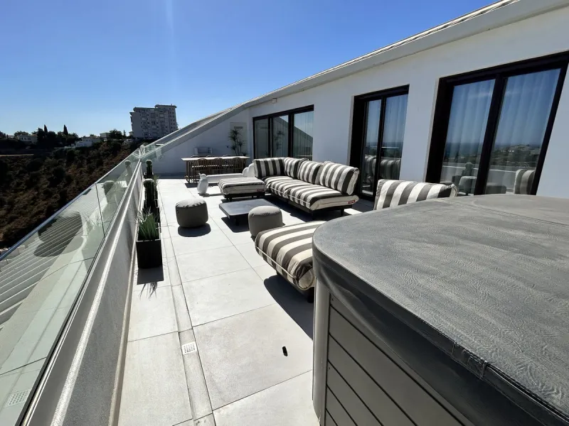 Exclusive newly built penthouse with 3 bedrooms and a spacious south-facing terrace offering spectacular sea and mountain views.