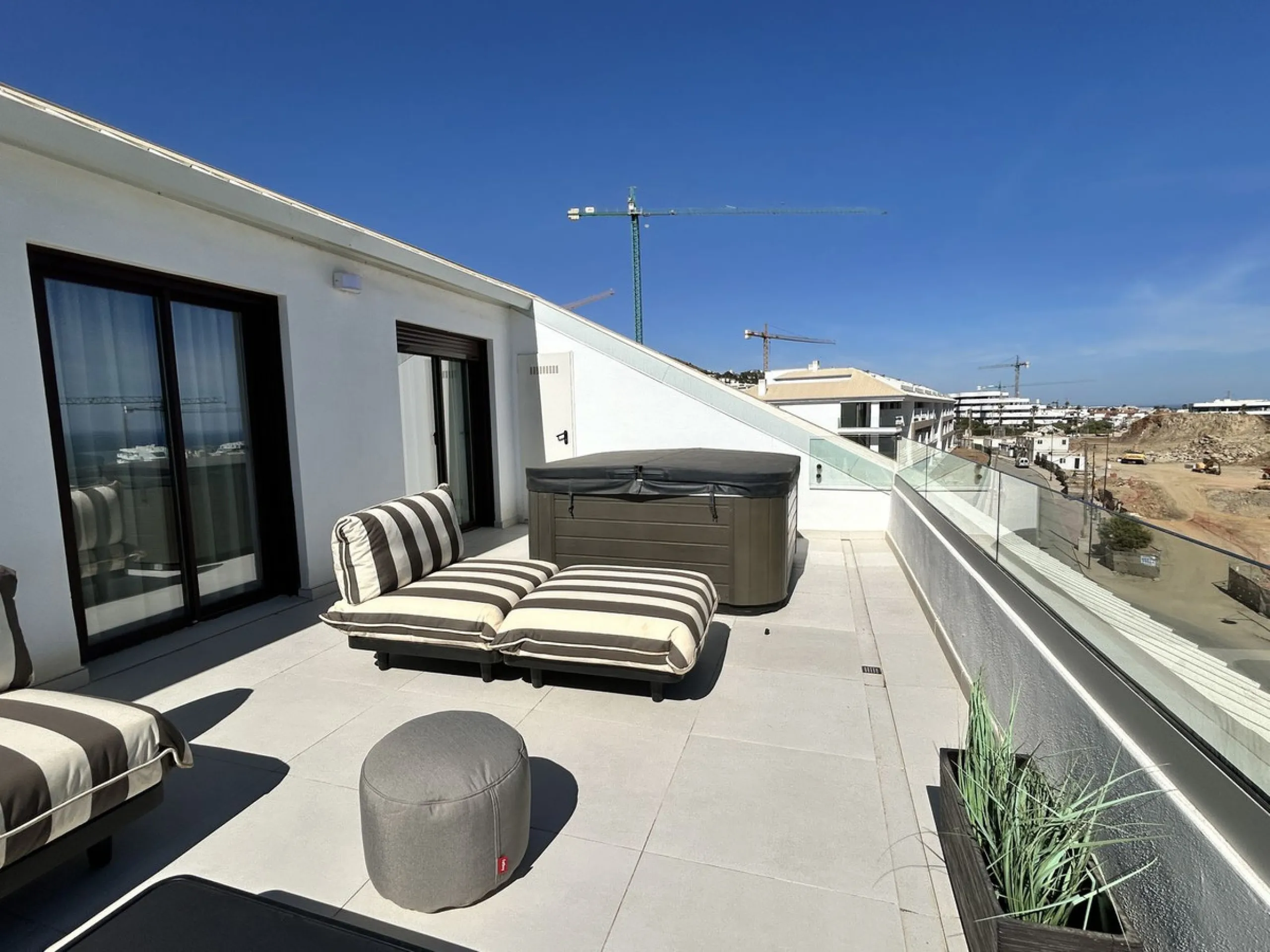 Exclusive newly built penthouse with 3 bedrooms and a spacious south-facing terrace offering spectacular sea and mountain views.