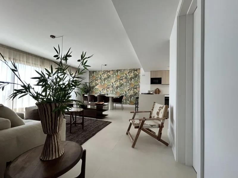 Exclusive newly built penthouse with 3 bedrooms and a spacious south-facing terrace offering spectacular sea and mountain views.