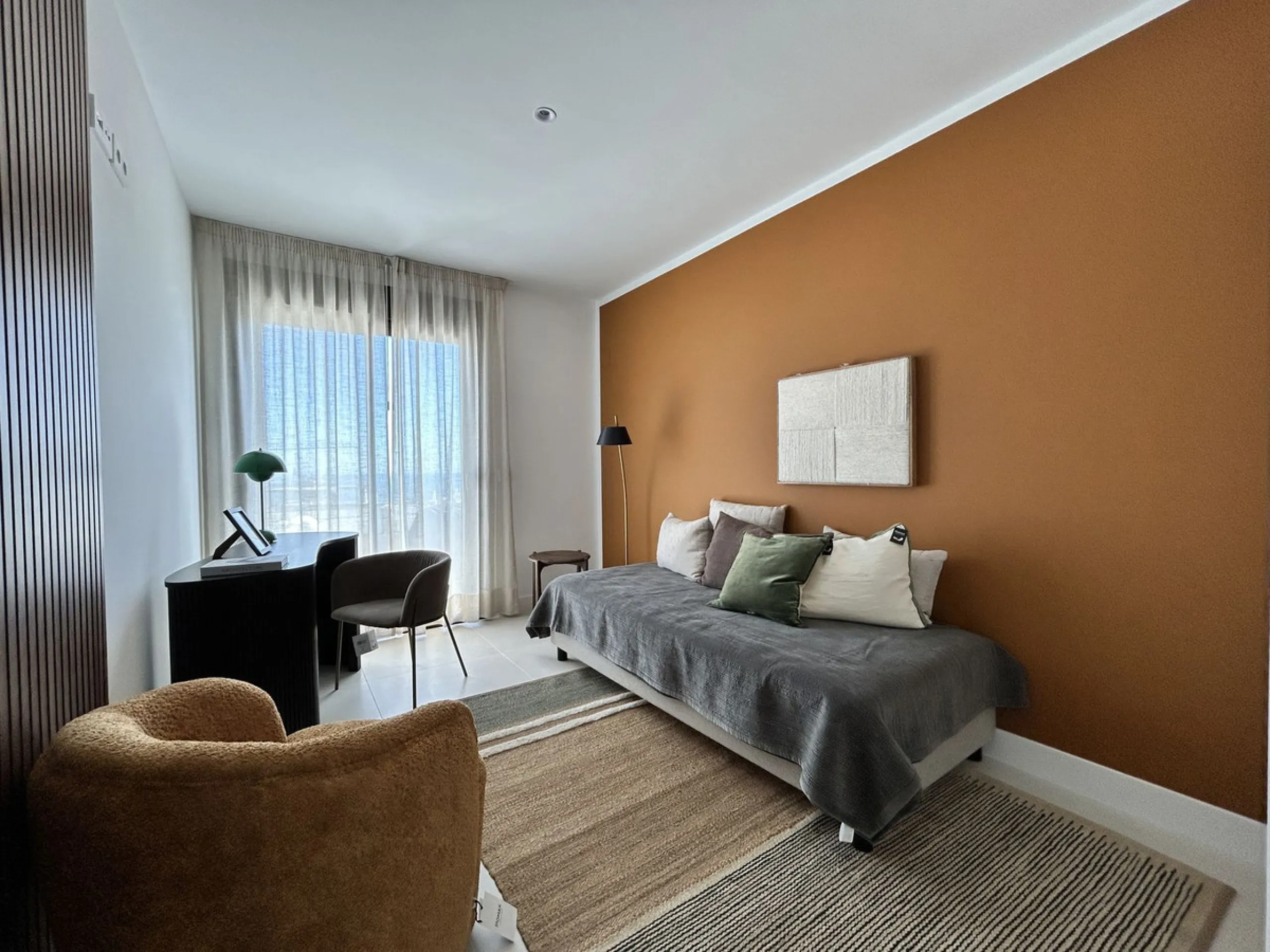 Exclusive newly built penthouse with 3 bedrooms and a spacious south-facing terrace offering spectacular sea and mountain views.