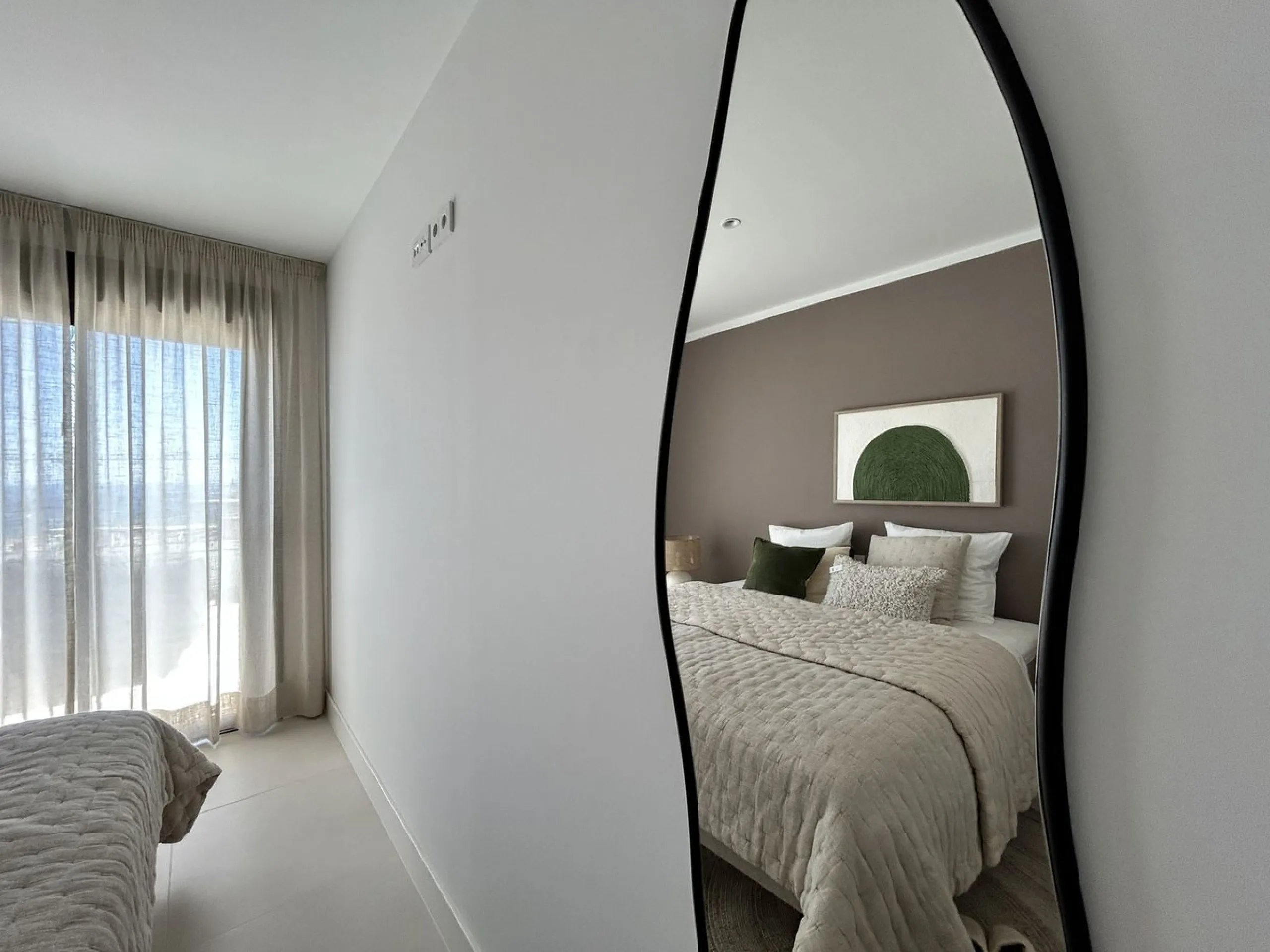 Exclusive newly built penthouse with 3 bedrooms and a spacious south-facing terrace offering spectacular sea and mountain views.