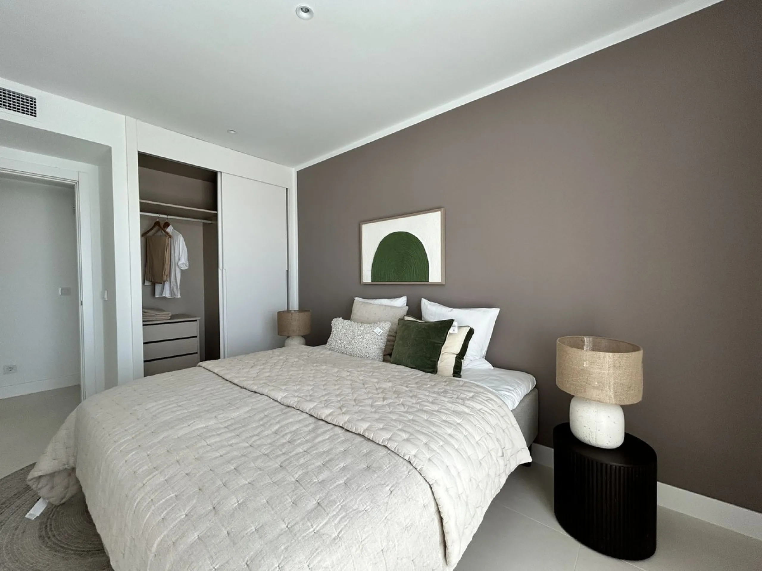 Exclusive newly built penthouse with 3 bedrooms and a spacious south-facing terrace offering spectacular sea and mountain views.