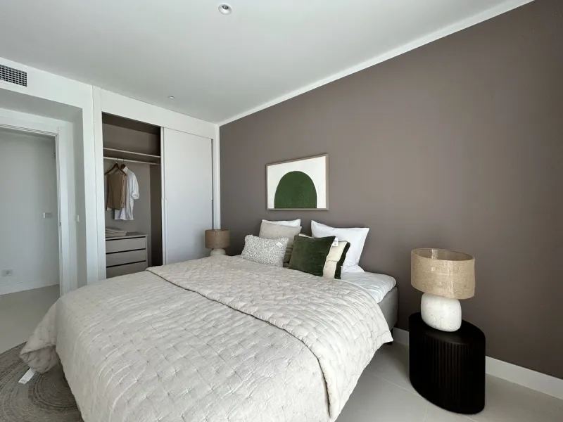 Exclusive newly built penthouse with 3 bedrooms and a spacious south-facing terrace offering spectacular sea and mountain views.