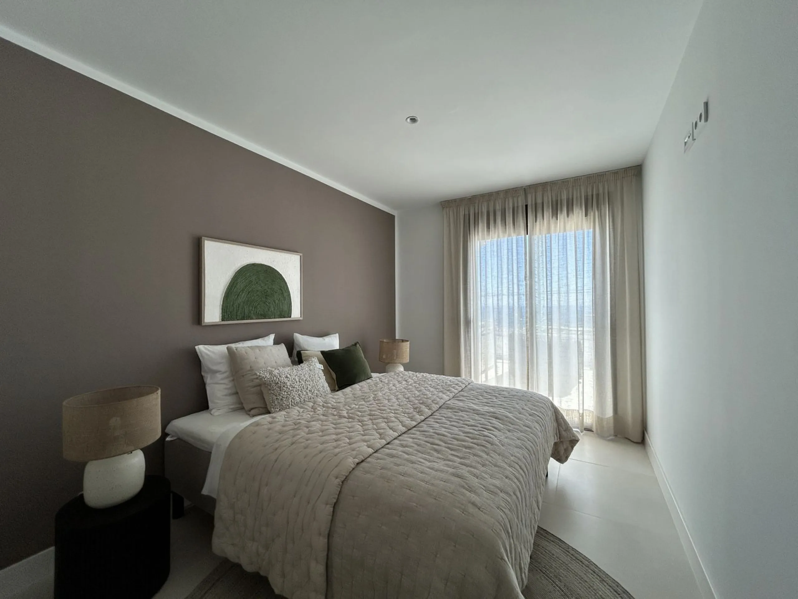Exclusive newly built penthouse with 3 bedrooms and a spacious south-facing terrace offering spectacular sea and mountain views.